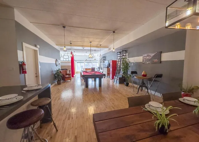 Luxury 5-Bed + Pool Table: 5 Min From Jarry Metro