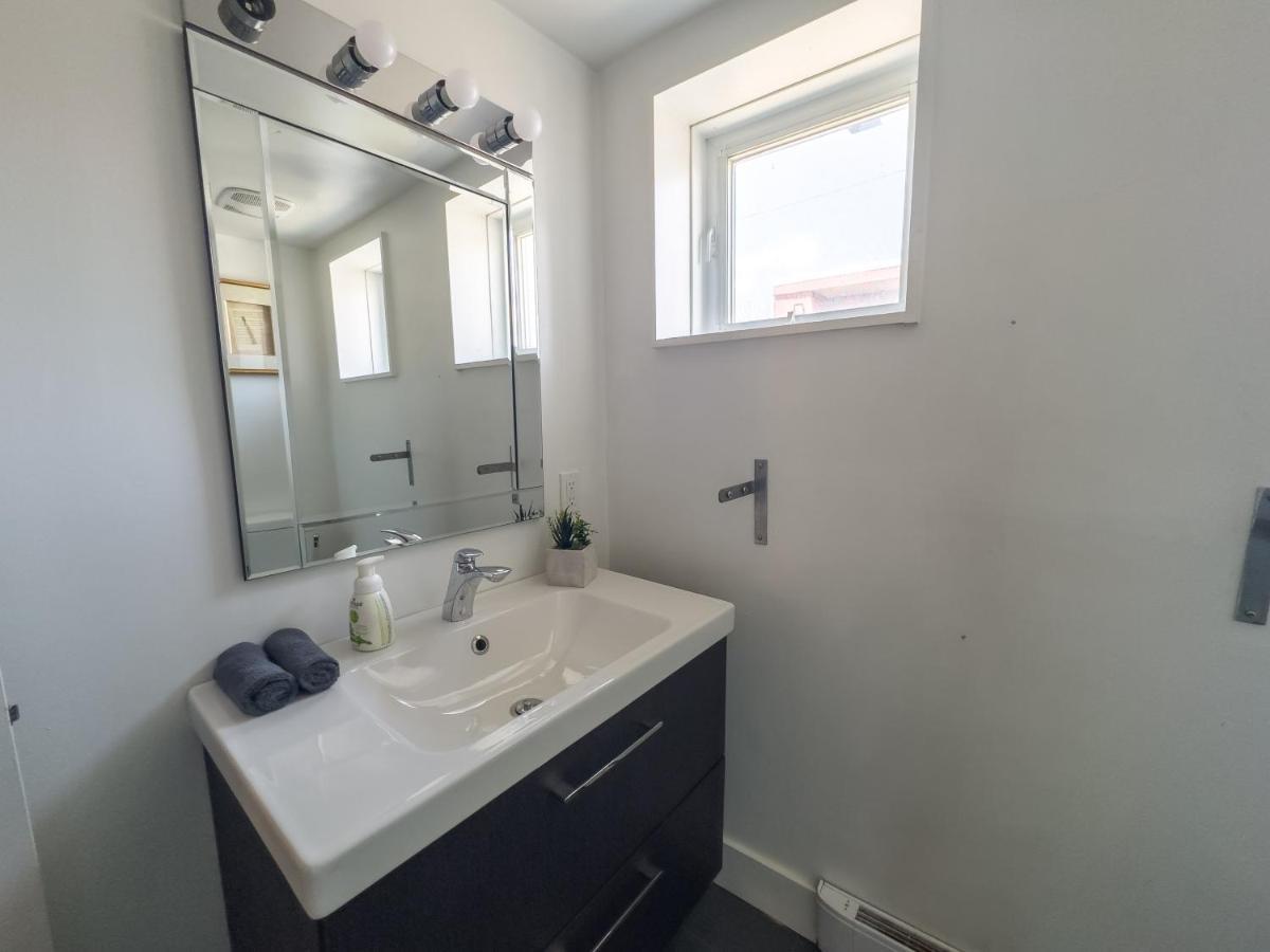 Luxury 5-bed + Pool Table: 5 Min From Jarry Metro Montréal