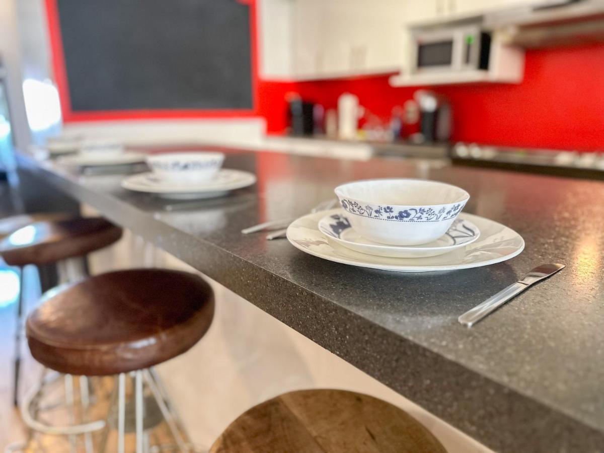 Luxury 5-bed + Pool Table: 5 Min From Jarry Metro * Montréal