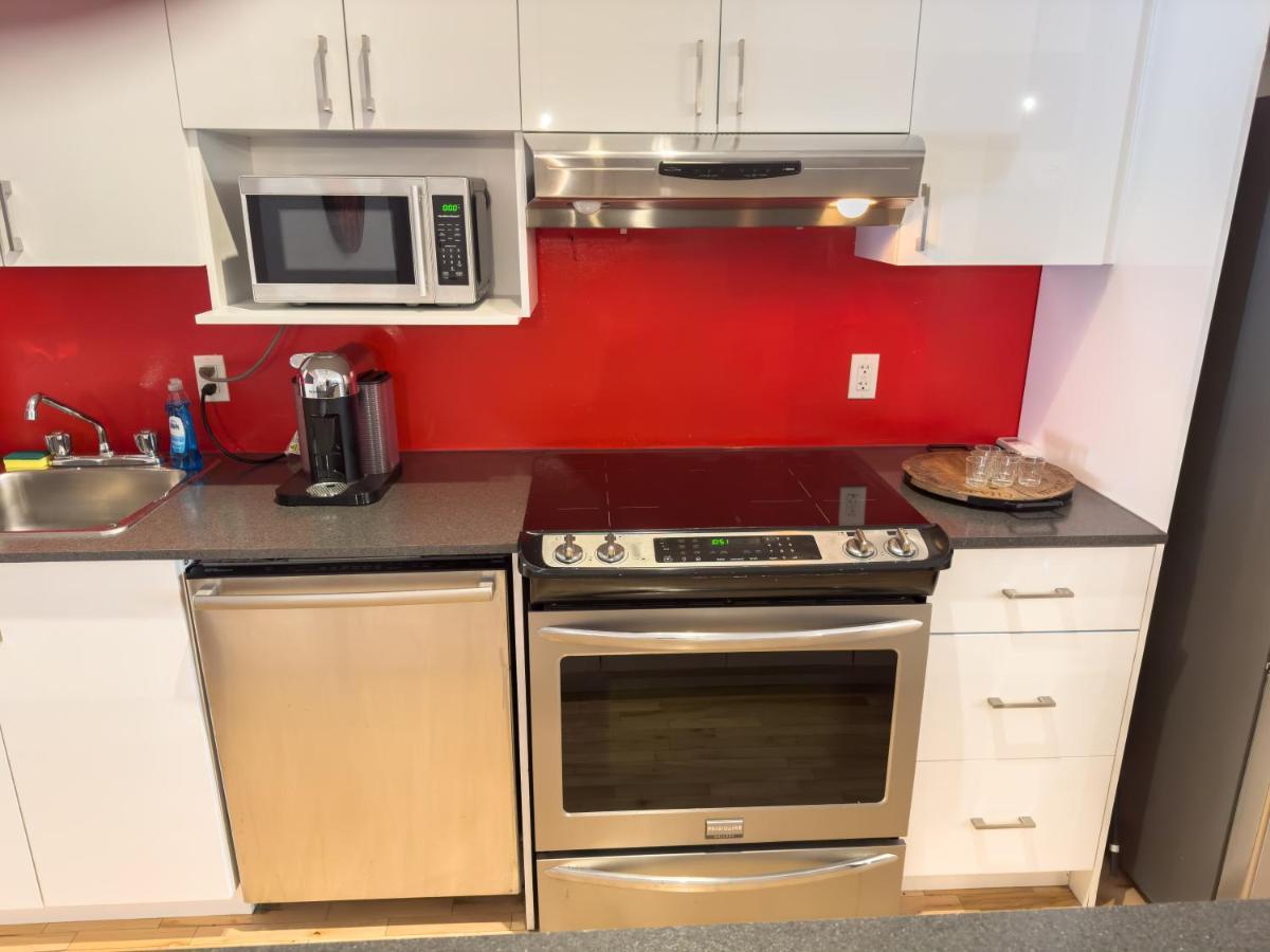 Luxury 5-bed + Pool Table: 5 Min From Jarry Metro * Montréal