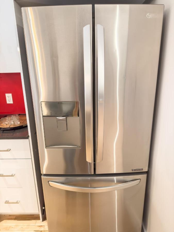 Luxury 5-bed + Pool Table: 5 Min From Jarry Metro Montréal