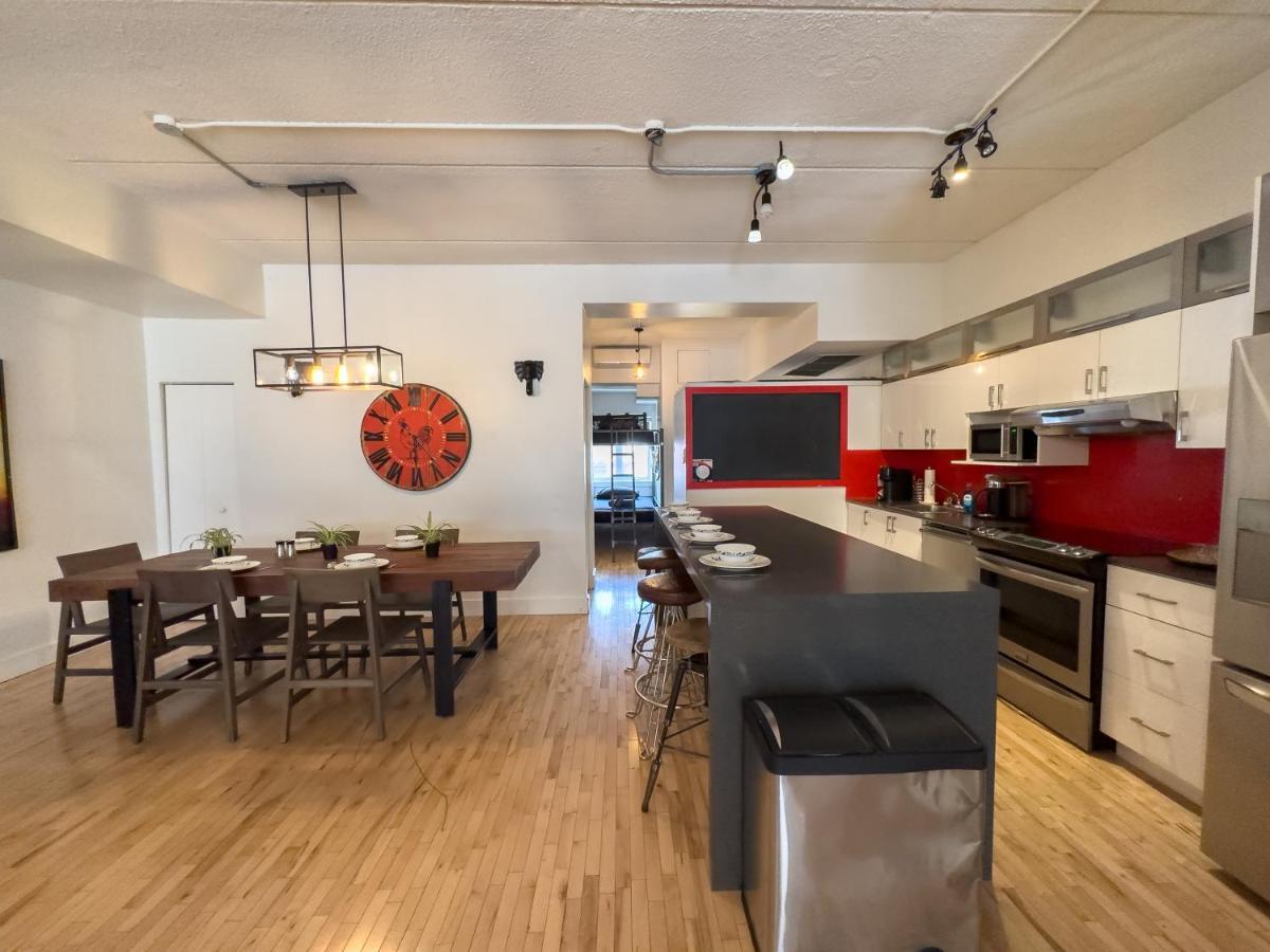 Luxury 5-bed + Pool Table: 5 Min From Jarry Metro Appartement Montréal